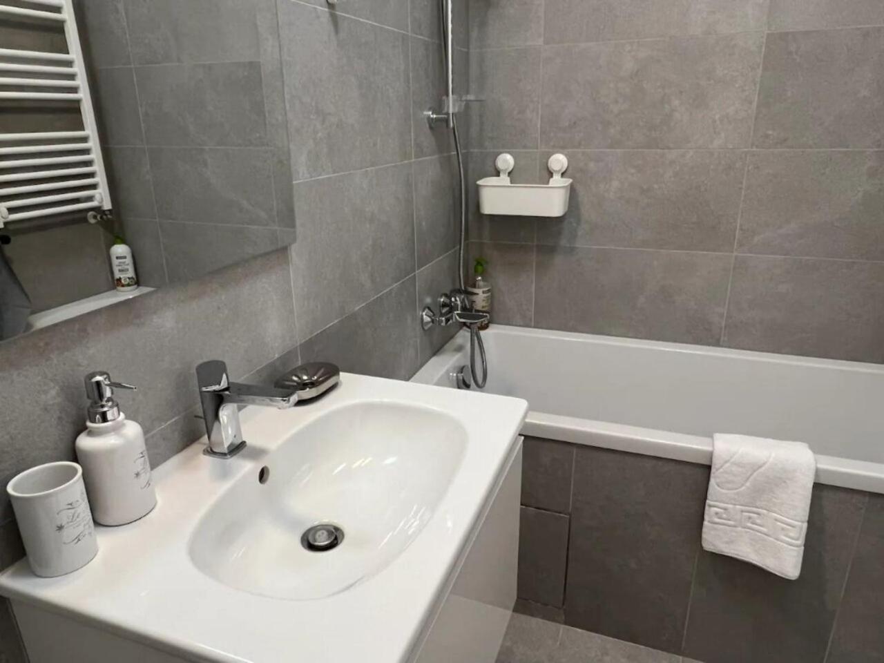 High-Rise Luxury Apartment With Free Parking Букурещ Екстериор снимка